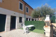 Terraza de delante con barbacoa mesa y sillas 