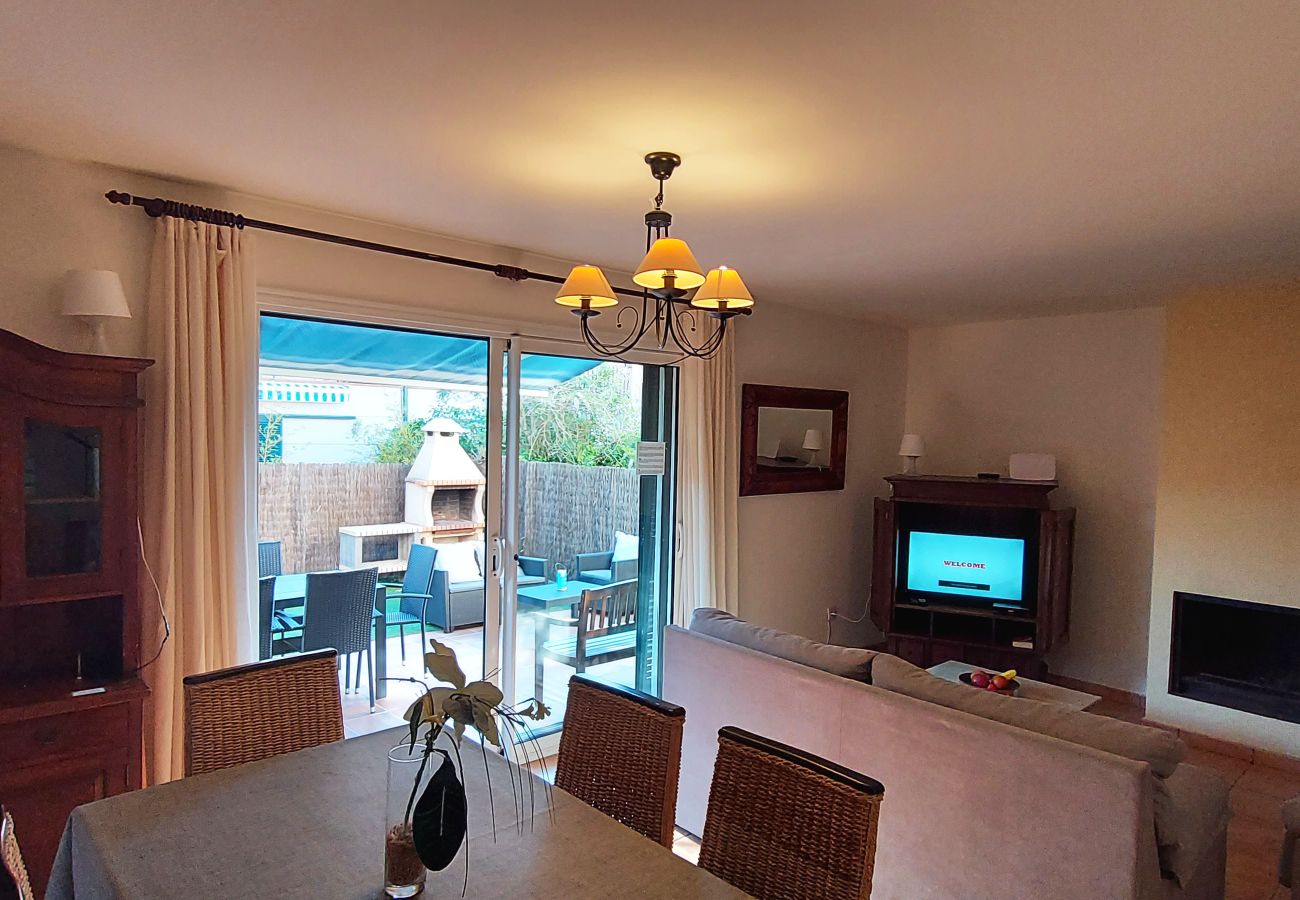 Comedor con smart tv Casa en Torroella de Montgri - Casa Villa Mas Pinell 7