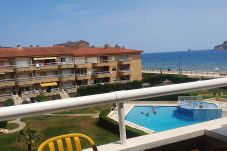 Terraza a 1ª linea de mar con vista a la piscina 