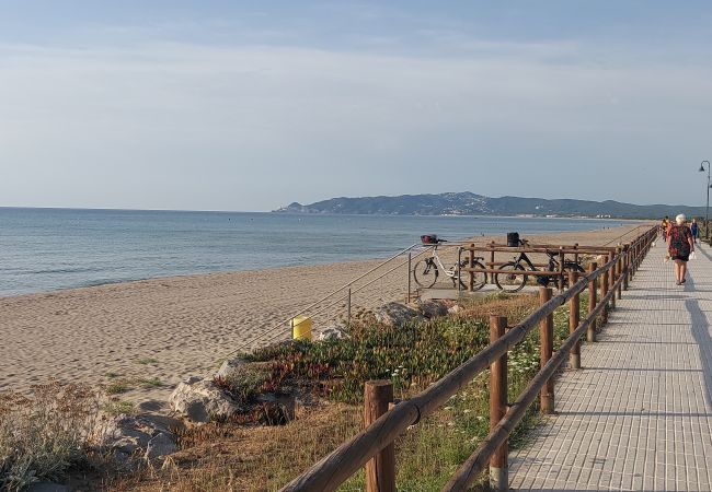 Vista de la playa y el paseo Vista de la playa y el paseo
