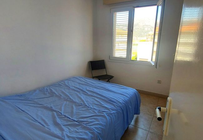 Vista de la habitación con cama de matrimonio Vista de la habitación con cama de matrimonio