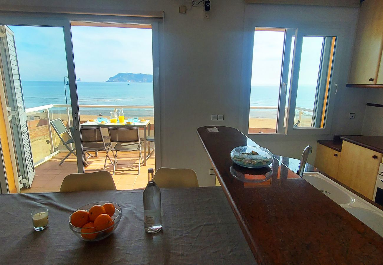 Vista a las islas Medas desde la sala de estar  Vista a las islas Medas desde la sala de estar