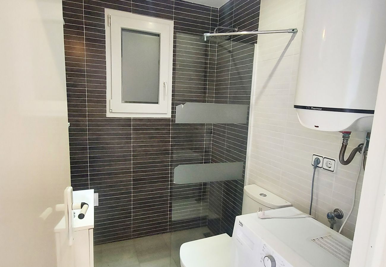 Baño con ducha, lavadora Baño con ducha, lavadora