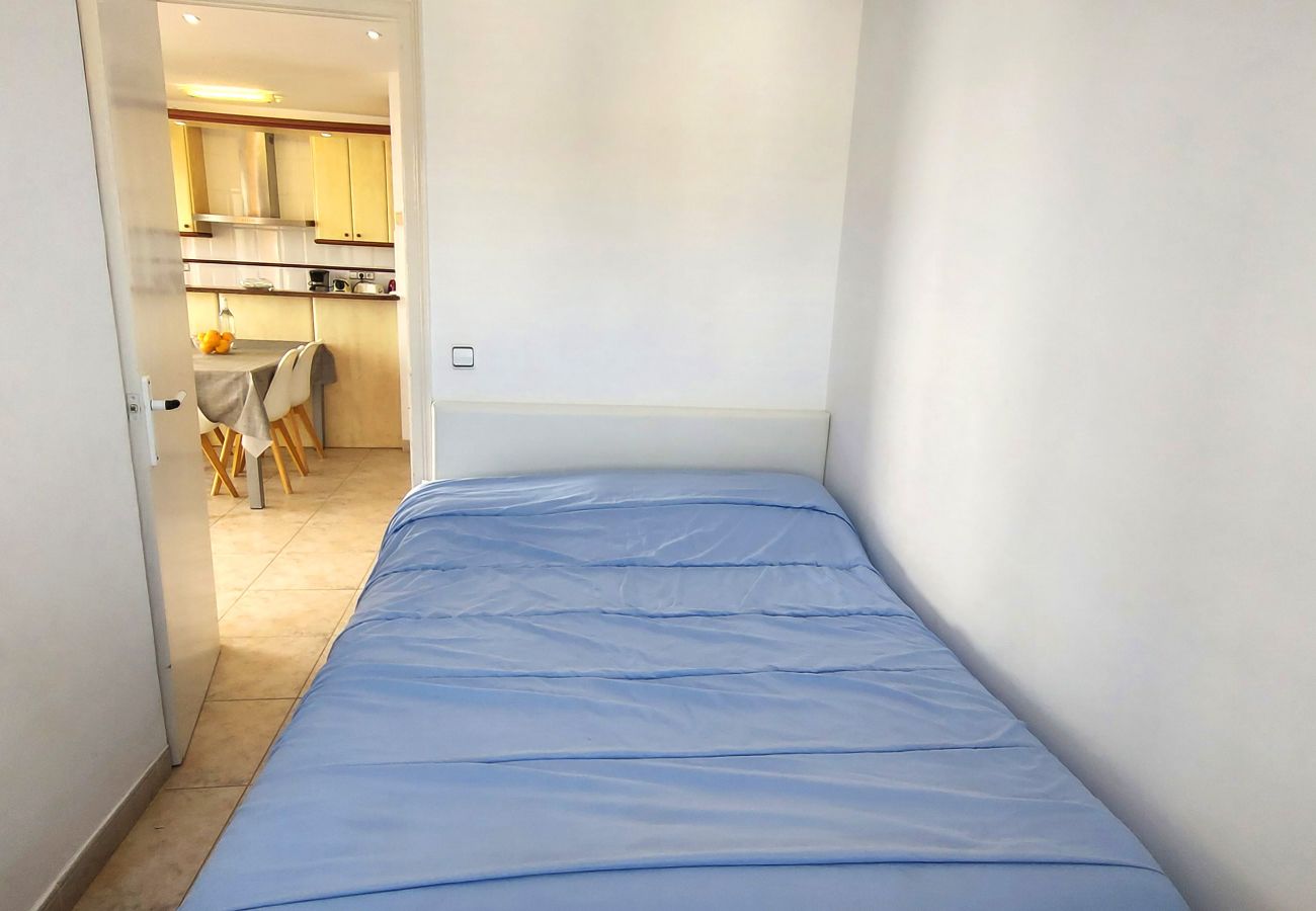 Dormitorio con cama de matrimonio Dormitorio con cama de matrimonio