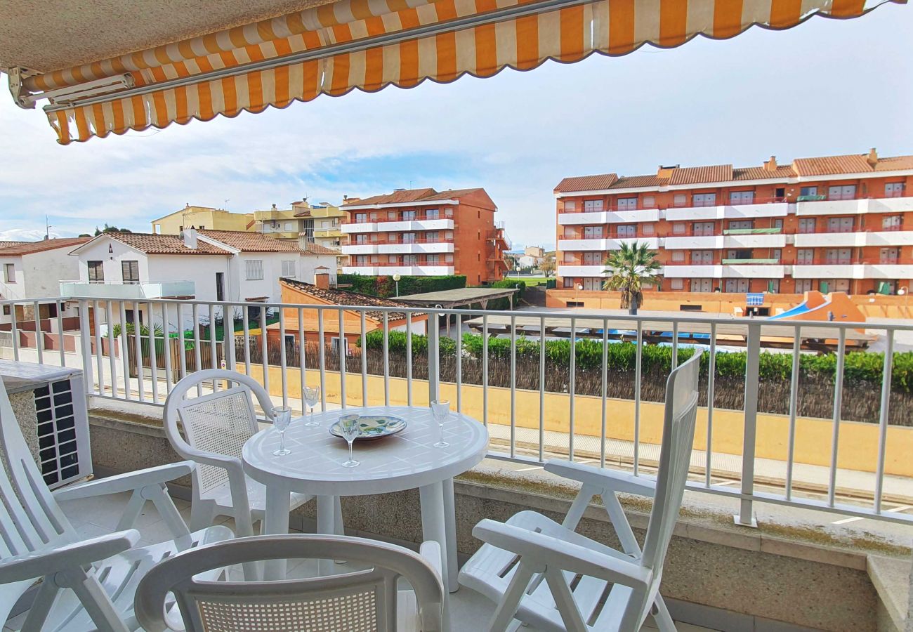 Terraza con toldo Terraza con toldo
