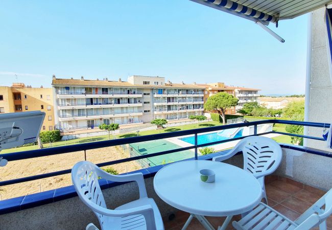 Terraza con vista a la piscina comunitaria