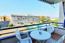 Terraza con vista a la piscina comunitaria