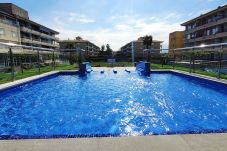 Piscina niños con acceso al tobogan