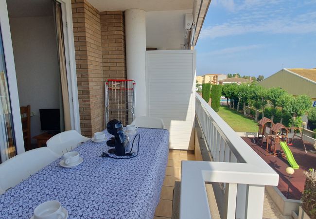 Terraza con mesa y sillas de terraza  Terraza con mesa y sillas de terraza con vista a la zona comunitaria