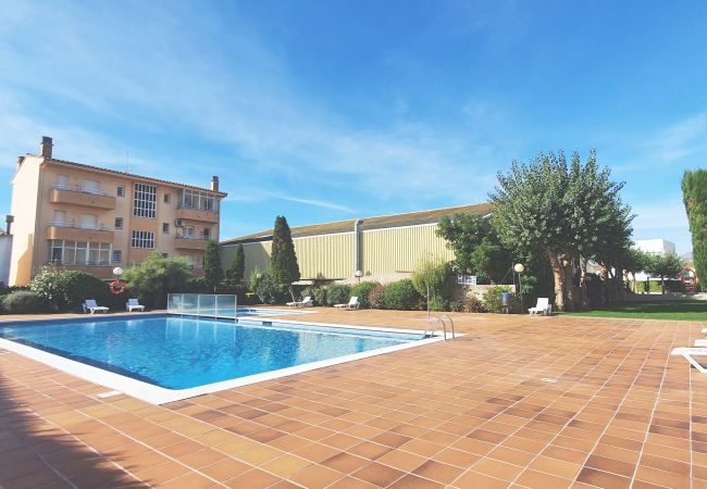 Piscina comunitaria para adultos y piscina para niños Piscina comunitaria para adultos y piscina para niños