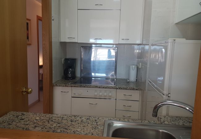 Vista de la cocina Cocina con vitroceramica,nevera, microondas