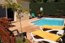 Piscina privada amb tumbones