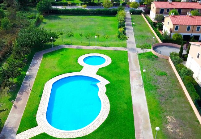 Vista aerea piscina per adults, piscina per nens Vista aerea piscina per adults, piscina per nens