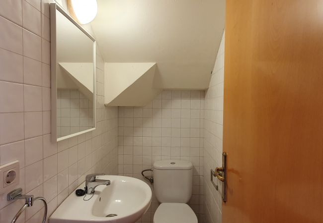 Bany amb lavabo i WC a la planta baixa Bany amb lavabo i WC a la planta baixa