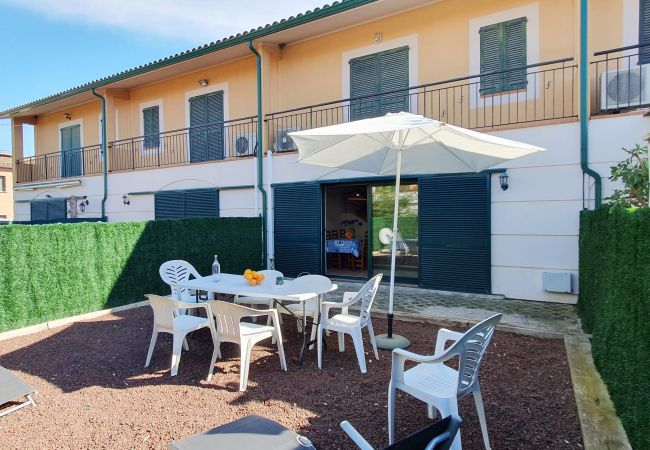 Jardi de darrera amb taula, cadires de terrassa i ombrela Jardi de darrera  amb taula, cadires de terrassa i ombrela