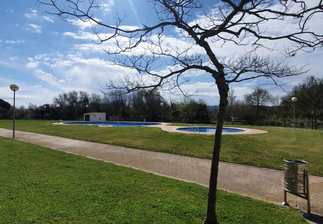 Casa en Torroella de Montgri - Casa Mas pinell 93 Vista zona comunitària amb piscina