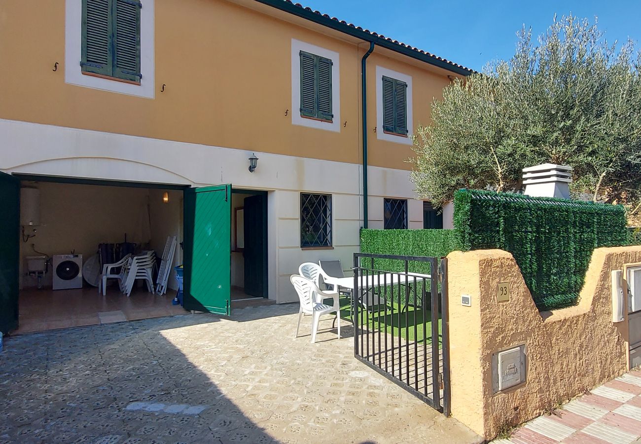 Entrada al garatge amb terrassa al costat i barbacoa Entrada al garatge amb terrassa al costat i barbacoa
