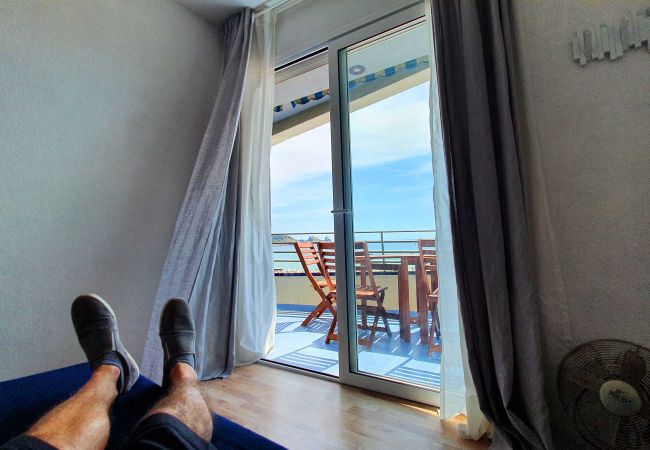 Vista tumbat al llit Apartament en Estartit - Rocamaura II-6-9 Estartit