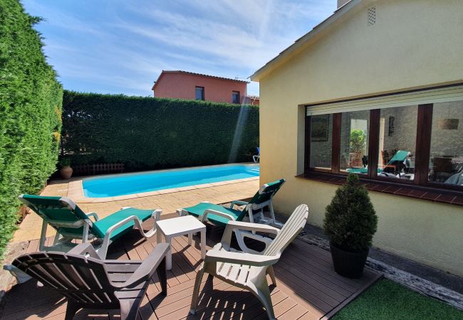 Terrassenbereich mit Stühlen und Liegen Terrassenbereich mit Stühlen und Liegen