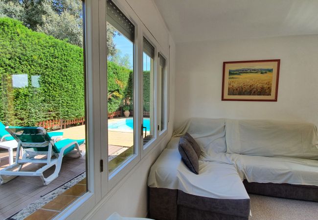 Wohnzimmer mit Blick auf den Pool Wohnzimmer mit Blick auf den Pool