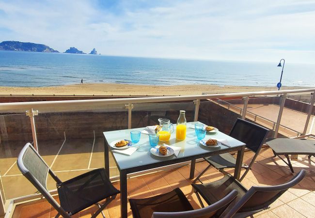 Terrasse mit Blick auf den Strand und das Meer