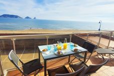 Terrasse mit Blick auf den Strand und das Meer