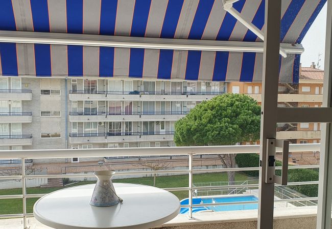 Terrasse mit Markise mit Blick auf den Gemeinschaftspool