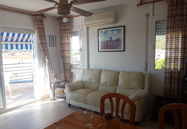 Teilansicht des Speisesaals Esszimmer mit Ausgang zur Terrasse