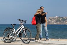 Ein Paar mit ihren Fahrrädern vor den Meder-Inseln in Estartit