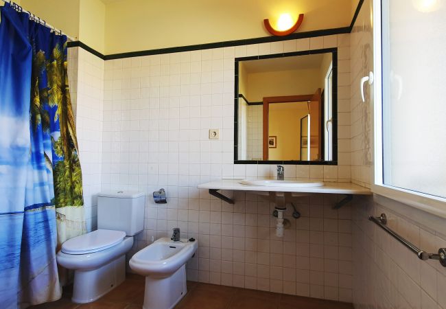 Full bathroom Full bathroom