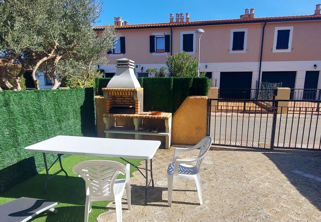 Large brick barbecue with shelf Large brick barbecue with shelf