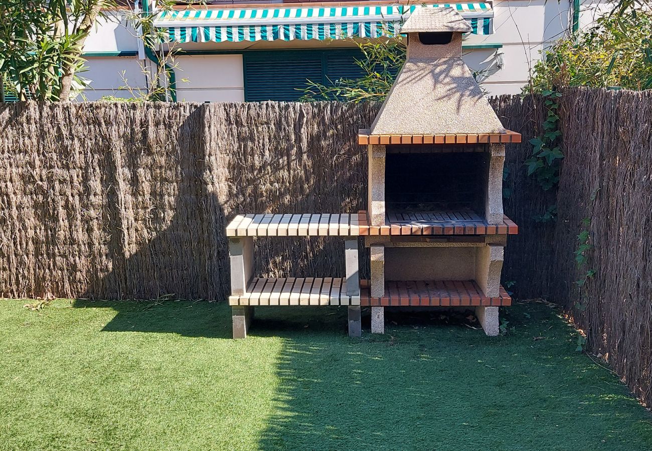 Large brick barbecue with shelf Large brick barbecue with shelf