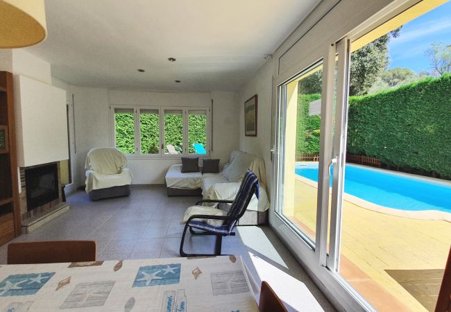 Salle à manger donnant sur la piscine Salle à manger donnant sur la piscine