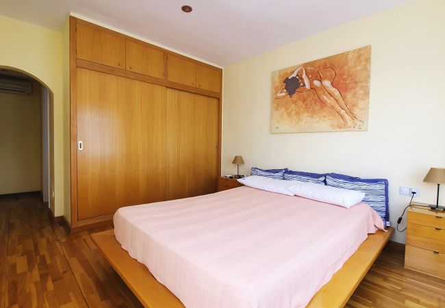 Chambre avec air conditionné et un lit double Chambre avec air conditionné et un lit double