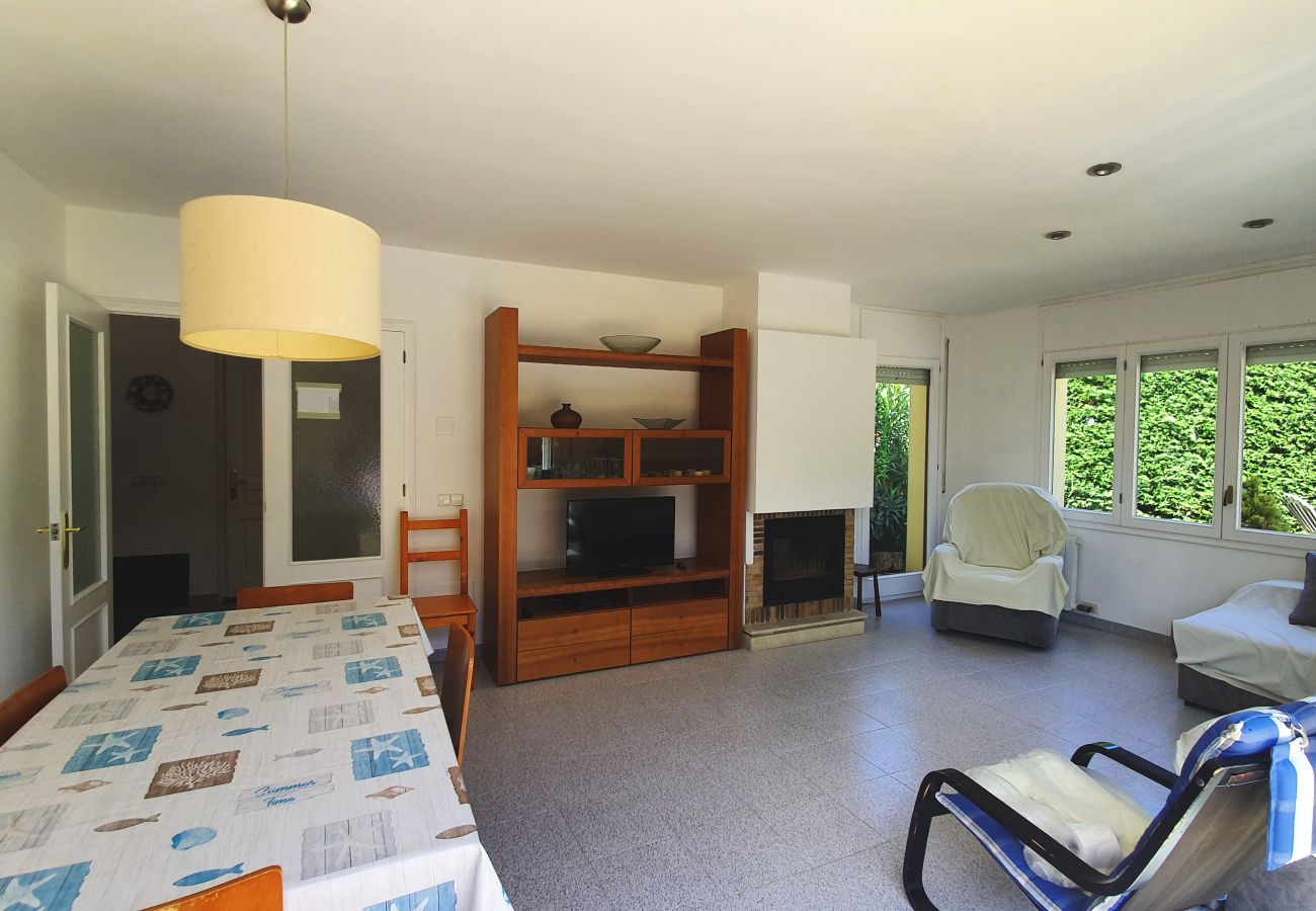 Salle sejour avec télévision   Salle sejour avec télévision