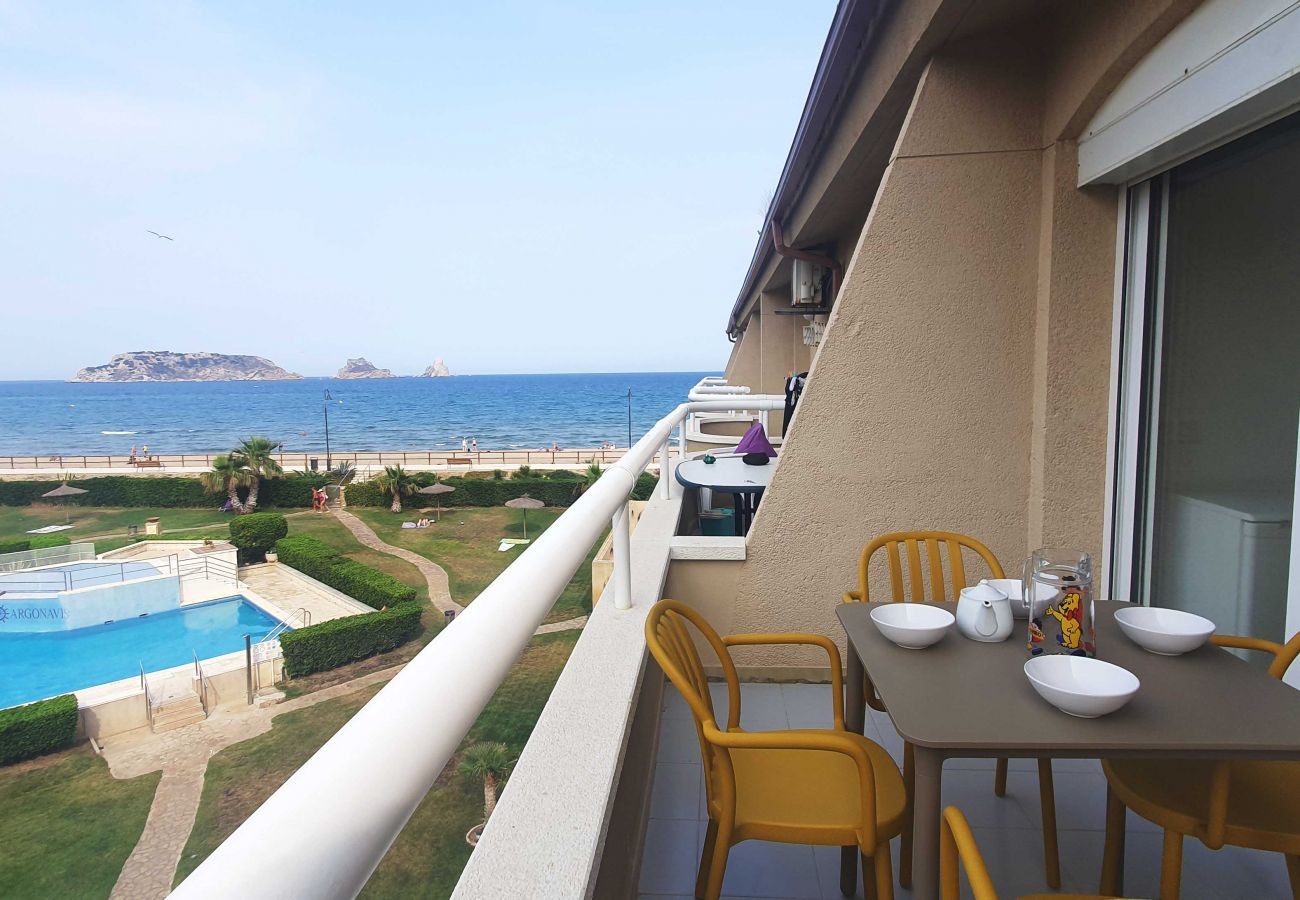 Terrasse avec mobilier de terrasse avec vue sur la mer et la piscine Terrasse avec mobilier de terrasse avec vue sur la mer et la piscine