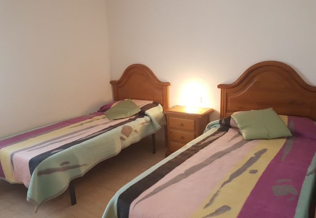 Chambre avec ventilateur au plafond Chambre avec deux lits individuelles dans un appartement L'Estartit