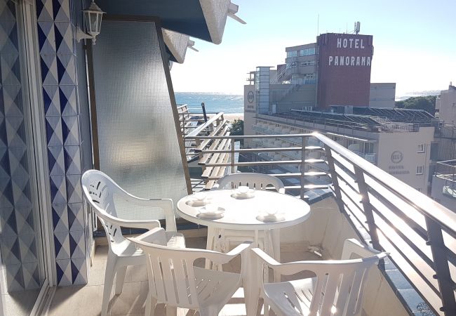 Terrace avec vue sur mer L'Estartit Terrace avec meubles dehors