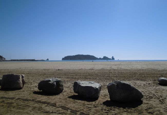 Plage du L'Estartit Plage avec vue aux îles Medes