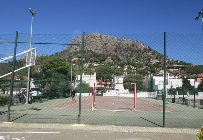 Terrain de tennis multisport Terrain du tennis au fond montagne du Rocamaura