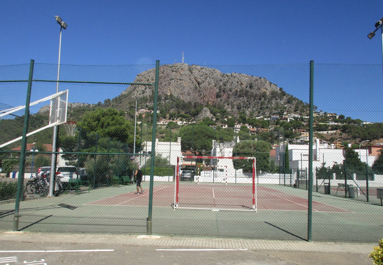 Terrain de tennis multisport Terrain du tennis au fond montagne du Rocamaura